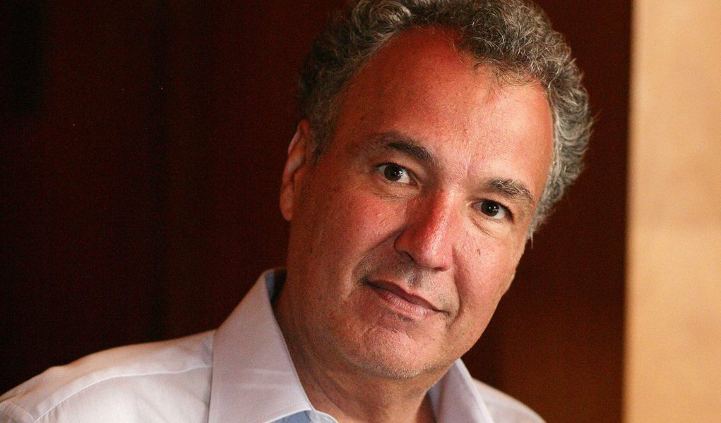 Para Nizan, Temer deve 'tomar medidas amargas'. Este, diz ele, 'é o grande desafio das democracias do mundo: como fazer coisas impopulares'”, diz Kiko Nogueira, diretor do DCM; "No mundo de Nizan, que é o mesmo de Temer, aparentemente o voto é um problema. É uma inversão fenomenal. Um chefe de estado tem mais legitimidade para aprovar 'medidas amargas' (até quando esses velhos jargões idiotas?) com apoio popular, e não o contrário"; vídeo