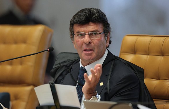 A Mesa do Senado Federal recorreu ao Supremo Tribunal Federal (STF) para derrubar a decisão do ministro Luiz Fux que suspendeu a tramitação do projeto de Lei sobre as Medidas de Combate à Corrupção; no pedido de reconsideração, o Senado argumenta que a decisão de Fux interfere nos trabalhos no Legislativo