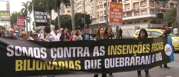 A campanha de servidores públicos estaduais contra o pacote de austeridade lançado pelo governo estadual continua; na tarde desta quinta-feira, funcionários da saúde, educação, Justiça e segurança Pública protestaram em frente à Assembleia Leglislativa do Rio (Alerj); o tumulto começou depois que o grupo foi informado que não seria recebido pelo presidente da Casa, o deputado Jorge Picciani (PMDB); policiais usaram bombas de efeito moral