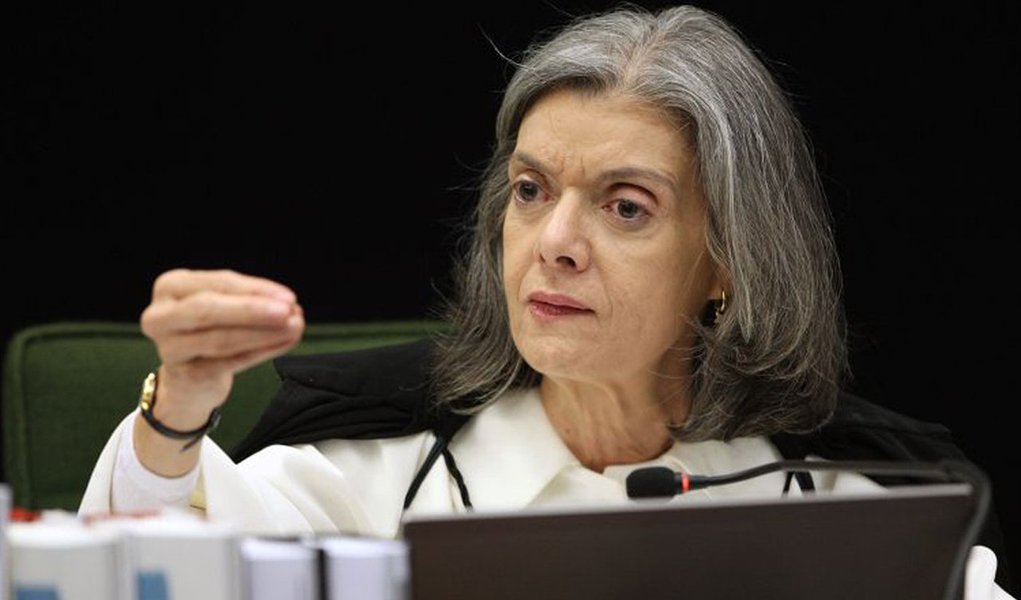 A ministra não viu, nem os juízes e membros do Ministério Público, que de grão em grão, as galinhas encheram o papo se juntaram as raposas e o resultado é esse grotesco cenário de poderes em confusão e guerra