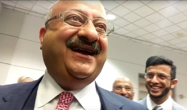 O embaixador saudita nos Estados Unidos, príncipe Abdullah Al-Saud, provocou polêmica ao ser questionado por ativistas sobre se seu país continuaria a usar bombas de fragmentação no Iêmen; ele comparou a pergunta com o tratamento que, de acordo com ele, deve ser dado a a uma esposa; "É como se você me perguntasse: 'pararia de bater em sua mulher?'", respondeu o diplomata, rindo em coro com a comitiva que o acompanhava; veja o vídeo