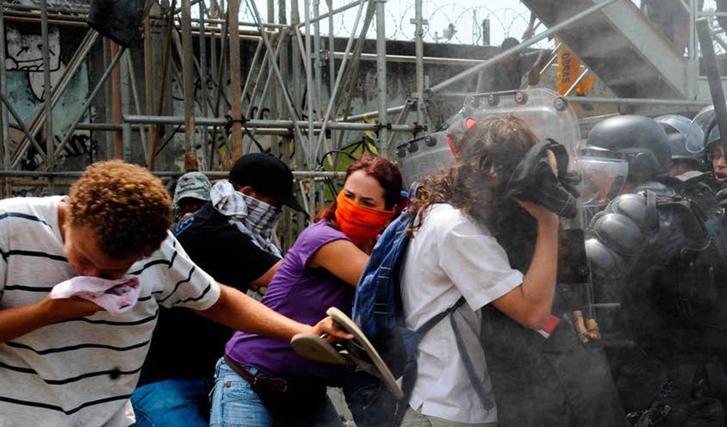 Juiz Alex Costa de Oliveira, da Vara da Infância e da Juventude do Distrito Federal, determinou que a Polícia Militar promova a desocupação do Centro de Ensino Asa Branca de Taguatinga, com métodos torturantes frente aos estudantes; em sua decisão, magistrado autorizou que a polícia suspenda o fornecimento de água, energia e gás, proíba acesso de terceiros, em especial parentes e conhecidos ao local, corte acesso de alimentos ao local e utilize instrumentos sonoros contínuos voltados para os estudantes