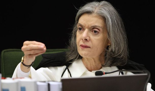 A ministra não viu, nem os juízes e membros do Ministério Público, que de grão em grão, as galinhas encheram o papo se juntaram as raposas e o resultado é esse grotesco cenário de poderes em confusão e guerra