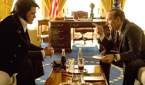 "Elvis &amp; Nixon", traz o ator Kevin Spacey  interpretando o icônico ex-presidente dos EUA Richard Nixon; longa lança luz sobre um dos episódios mais inusitados de seu governo, que foi o seu encontro com o Rei do Rock, Elvis Presley, registrado apenas por uma foto; A curiosidade sobre o evento tinha alcançado apenas a televisão - com o pseudodocumentário "Elvis Meets Nixon" (1997) e um episódio de "Drunk History" com Jack Black como o cantor -, mas foi para os cinemas só agora, pelas mãos roteiristas Joey Sagal, sua ex-mulher Hanala Sagal e Cary Elwes, o galã de "A Princesa Prometida" (1987)