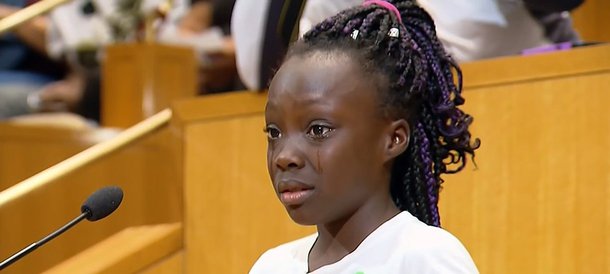 "É uma vergonha que nossos pais e mães sejam mortos, e nós não possamos mais vê-los. É uma vergonha que tenhamos que enterrá-los. Estamos chorando e não devíamos estar chorando. Precisamos de nossos pais ao nosso lado", afirmou a pequena Zianna; assista