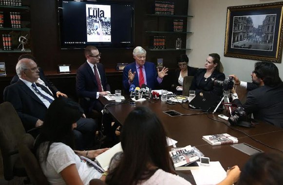 Em coletiva de imprensa sobre o livro "O caso Lula", Cristiano Zanin Martins, advogado do ex-presidente Lula, informou que entrou com uma petição no TRF-4, que aprecia a queixa-crime de Lula e sua família sobre as ilegalidades cometidas contra eles por Sérgio Moro (interceptações telefônicas ilegais, condução coercitiva injustificada, divulgação ilegal de escutas entre familiares e com advogados), para que o processo não corra sob sigilo de justiça