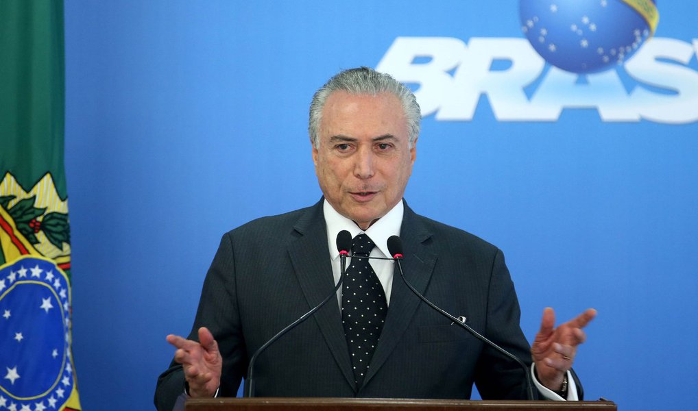 O presidente interino Michel Temer sancionou sem vetos os projetos de lei que garantem reajustes para servidores do Judiciário e do Ministério Público Federal (MPF); os aumentos serão pagos gradativamente em parcelas até 2019, e, somente no ano que vem, vão gerar impacto de mais de R$ 5 bilhões
 