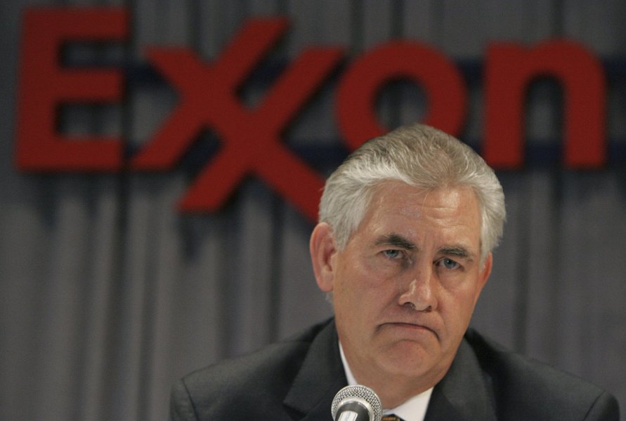O presidente eleito dos Estados Unidos, Donald Trump, deve nomear o presidente-executivo da Exxon Mobil como seu principal diplomata, noticiou a NBC News neste sábado; o chefe da Exxon, Rex Tillerson, surgiu como favorito para a Secretaria de Estado na sexta-feira e deve se reunir com o presidente eleito ainda no sábado