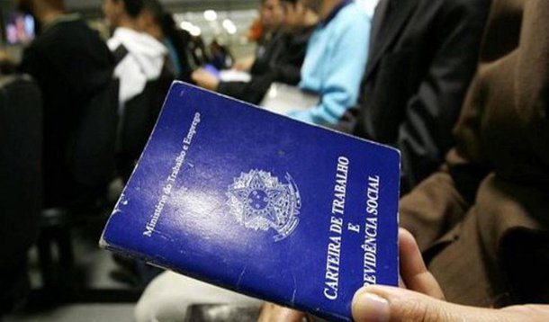 A taxa de desemprego em Brasília voltou a cair em agosto, ao passar de 18,9% em julho para 18,5%; uma das principais razões foi o aumento de vagas (mais 8 mil) no setor de serviços; o o número de desempregados diminuiu 0,4% (7 mil) em relação a julho, que já havia tido 4 mil a menos comparado a junho; os dados são da Pesquisa de Emprego e Desemprego do Distrito Federal (PED-DF) divulgada na sede da Companhia de Planejamento do DF (Codeplan); a taxa de desemprego, no entanto, está bem acima da média nacional, que é de 11,6%