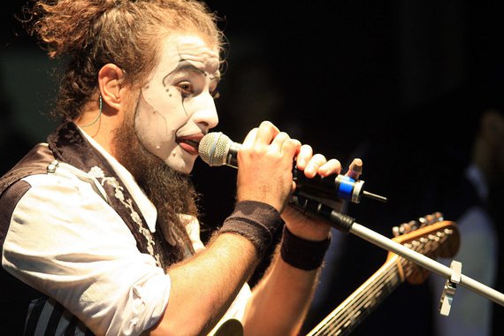 Em show realizado na noite desta quinta-feira (30), no Teatro Tobias Barreto, em Aracaju, o cantor Fernando Anitelli, da banda Teatro Mágico, manifestou sua opinião a favor da democracia e contra o governo golpista de Michel Temer; assista