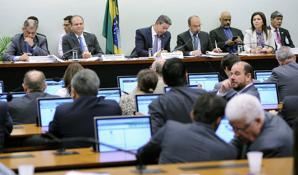 Comissão Mista de Planos, Orçamentos Públicos e Fiscalização (CMO) aprovou o relatório da receita orçamentária para 2017 com elevação da arrecadação federal em R$ 13,2 bilhões, totalizando R$ 1,407 trilhão; proposta orçamentária original (PLN 18/16) previa R$ 1,393 trilhão; do acréscimo aprovado, R$ 10,1 bilhões representam receita para o governo federal. Os outros R$ 3,1 bilhões vão para estados e municípios por determinação constitucional