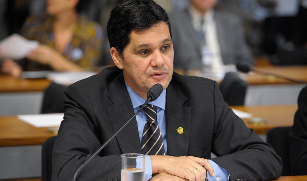 O Senado aprovou nesta terça (7), por votação simbólica, a troca do senador Aloysio Nunes Ferreira (PSDB-SP) pelo senador Ricardo Ferraço (PSDB-ES) na Comissão Especial do Impeachment; o senador Ataídes Oliveira (PSDB-TO) será o suplente; Aloysio renunciou por ser o líder do governo interino