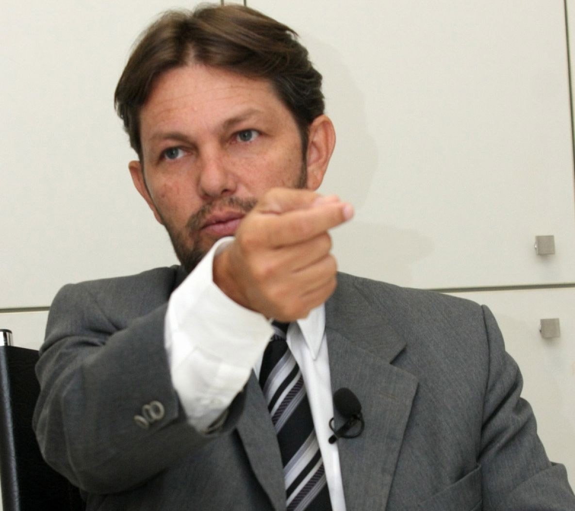 Com 12 votos, o deputado Joe Valle (PDT) foi eleito presidente da Câmara Legislativa do Distrito Federal e comandará a Casa pelos próximos dois anos; o concorrente dele, Agaciel Maia (PR), também tinha recebido 12 votos, mas Joe tinha preferência em critérios de desempate por ter recebido mais votos durante a campanha de 2014