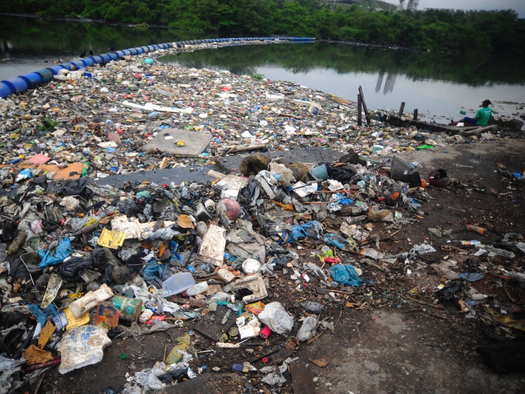 A visibilidade de questões sobre a poluição da Baía de Guanabara durante os Jogos Olímpicos e Paralímpicos deu projeção ao tema do saneamento nas campanhas políticas da região metropolitana do Rio de Janeiro, avalia a Organização Não Governamental (ONG) Casa Fluminense, que fez um levantamento das propostas apresentadas; para o coordenador-executivo da ONG, o geógrafo Henrique Silveira, a sinalização de outras esferas de governo de que parcerias público-privadas podem ganhar espaço no setor nos próximos anos foi outro reforço ao tema