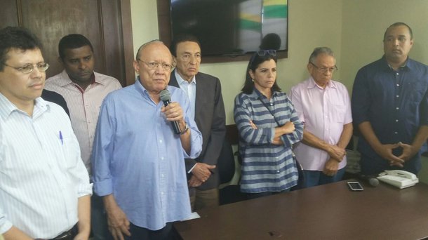 Os senadores maranhenses Edson Lobão (PMDB) e João Alberto (PMDB) estão entre os dez senadores que acumulam proventos, recebendo vencimentos bem acima deste valor; constatação foi feita em meio à discussão sobre a legalidade do pagamento de supersalários nos três poderes que superam o teto constitucional de R$ 33,7 mil mensais; concessão de aposentadorias a ex-governadores vem sendo discutida há anos no Supremo Tribunal Federal