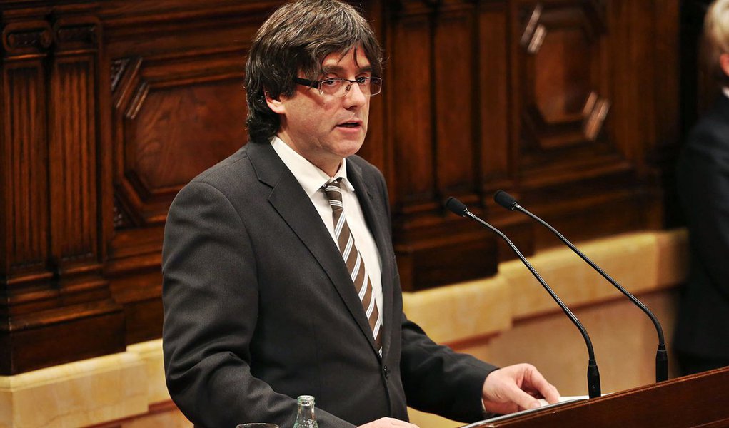 Catalunha fará um referendo sobre a independência da Espanha no ano que vem quer o governo central de Madri concorde ou não, disse o líder regional Carles Puigdemont; ele diz querer discutir os termos de um referendo com Madri, que vem se opondo firmemente a votação, mas que de qualquer maneira irá realizar a consulta em setembro próximo; "Se até julho não tiver havido uma resposta positiva (do governo central), estaremos preparados para subir o último degrau e convocar um referendo para a segunda quinzena de setembro do ano que vem", disse