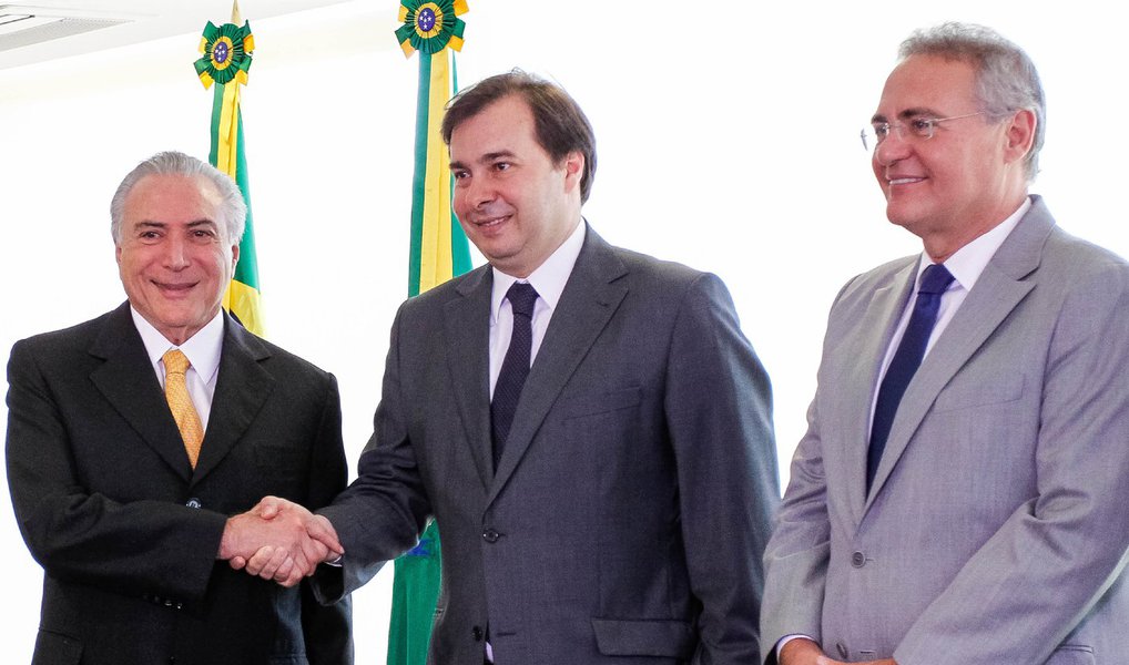 O presidente interino Michel Temer recebe nesta noite, no Palácio do Jaburu, os presidentes do Senado, Renan Calheiros (PMDB-AL), e da Câmara dos Deputados, Rodrigo Maia (DEM-RJ), para conversar sobre as propostas que tramitam no Congresso Nacional e cuja agilidade é de interesse do governo; de acordo com Maia, o objetivo do encontro também é discutir a "superação da crise em todos os seus eixos", não apenas o econômico, mas também em questões sobre o sistema eleitoral e as formas de controle e de evitar a corrupção