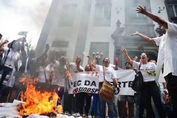 A Assembleia Legislativa do Rio de Janeiro transferiu para quarta-feira (14) a votação da proposta enviada pelo governo do estado para aumentar a contribuição previdenciária de servidores e pensionistas; outros três projetos também tiveram votação adiada para quarta, e a presidência da casa afirma que a medida pretende dar mais tempo para negociar as propostas; o debate dos projetos na assembleia legislativa têm gerado protestos de servidores de diversas categorias, uma vez que muitos já enfrentam atrasos no pagamento e incertezas em relação aos próximos salários