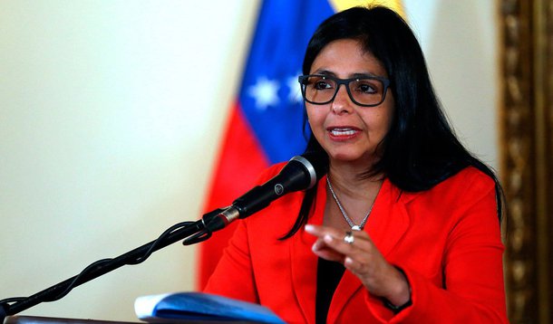 Chanceler da Venezuela, Delcy Rodriguez, afirmou que a decisão dos países fundadores do Mercosul de suspender os direitos do país a ser estado-membro supõe um 'golpe de estado'; "É um golpe de Estado no Mercosul, e isso constituiria uma agressão à Venezuela de dimensões realmente grandes", afirmou; segundo ela, a Venezuela continuará a ser um Estado Membro do Mercosul, uma vez que não foi notificada da suspens