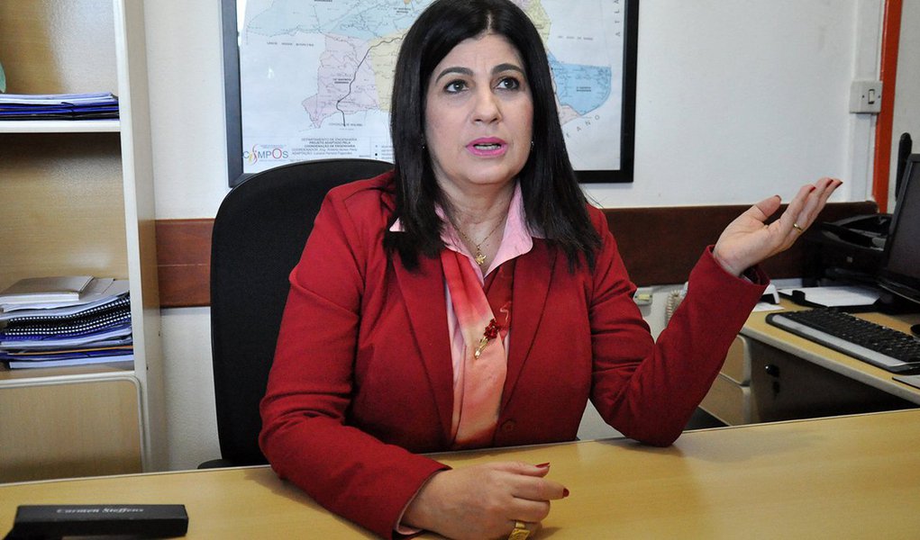 Prefeita de Campo dos Goyatacazes e mulher do ex-governador Anthony Garotinho (PR), Rosinha Garotinho criticou a prisão do marido e disse que ela aconteceu pelo fato de ele estar denunciando "muita gente grande"; "Tem muita coisa ainda que vai explodir", anunciou; ela também disse que Garotinho "foi preso não por roubo, não é por enriquecimento ilícito, não é improbidade. É por alimentar o povo pobre"