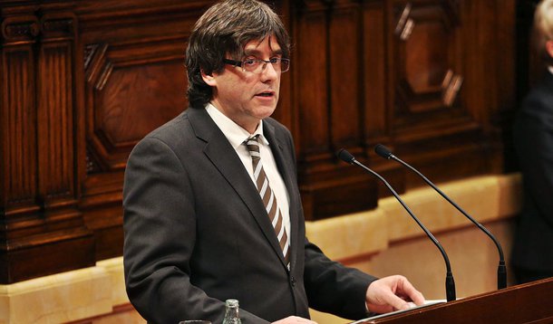 Catalunha fará um referendo sobre a independência da Espanha no ano que vem quer o governo central de Madri concorde ou não, disse o líder regional Carles Puigdemont; ele diz querer discutir os termos de um referendo com Madri, que vem se opondo firmemente a votação, mas que de qualquer maneira irá realizar a consulta em setembro próximo; "Se até julho não tiver havido uma resposta positiva (do governo central), estaremos preparados para subir o último degrau e convocar um referendo para a segunda quinzena de setembro do ano que vem", disse