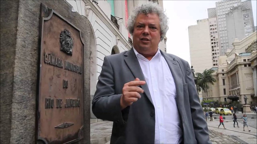 "A guerra as drogas é uma farsa, é uma jovem fachada pra esconder um sistema penal racista onde praticamente só prende e mata negros e pobres", diz André Barros, que concorre à Câmara Municipal do Rio de Janeiro