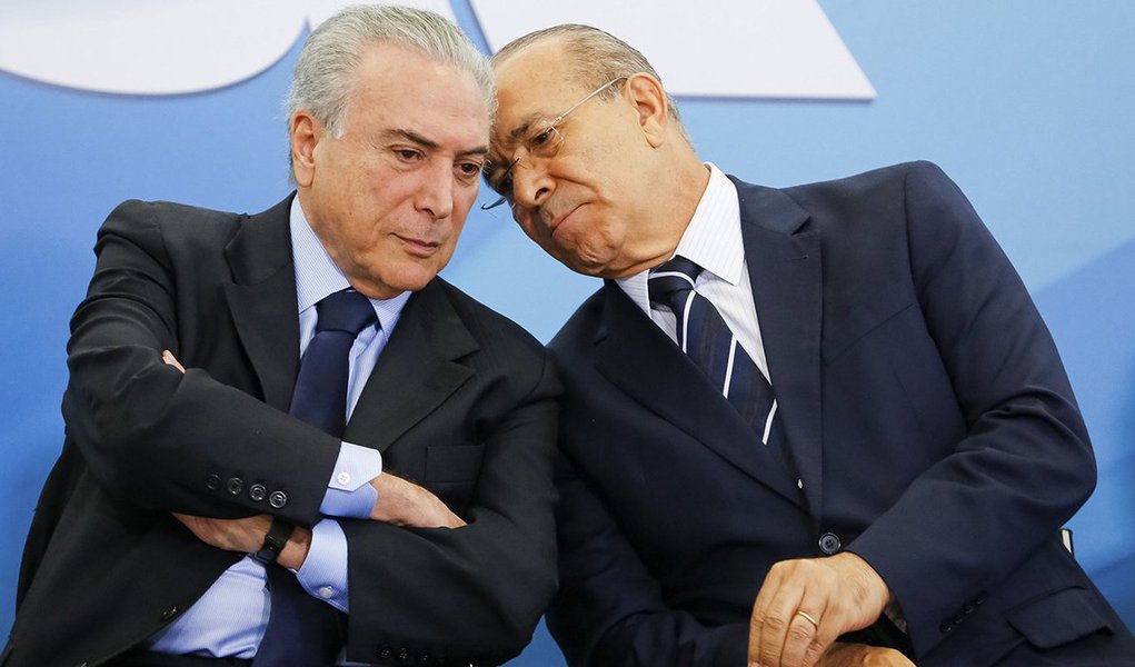 Michel Temer convocou, neste domingo, uma reunião de emergência com seu braço direito Eliseu Padilha, ministro da Casa Civil; os dois são acusados de arrecadar propinas da Odebrecht; além disso, Padilha é acusado de grilagem de terras da Marinha, e está com todos os seus bens bloqueados; a questão é: Temer vai demitir Padilha, redigir a carta de renúncia ou apenas tentar traçar uma estratégia de sobrevivência por mais alguns meses?; oficialmente, o encontro é para tratar de pautas econômicas, como a reforma que praticamente extingue a previdência social