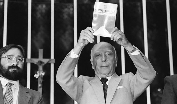 "A provável condenação de Dilma representa muito mais do que a perda de dois anos de estadia no Alvorada pela atual mandatária. Significa um golpe profundo contra a alma cidadã da Carta constitucional vigente", diz o colunista André Singer; "Até que ponto o conservador espírito de 2016 conseguirá desfazer o que foi acumulado em torno de 1988 só a luta real dirá. Mas convém a sociedade brasileira tomar consciência de que, por baixo dos formalismos senatoriais, há uma violenta ruptura em curso nestes dias"