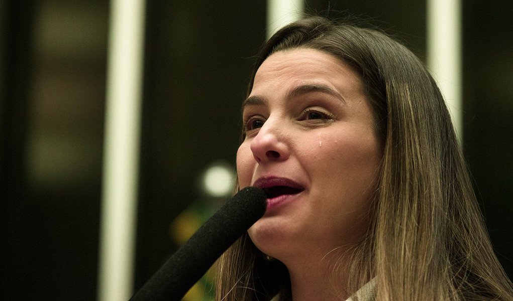 A deputada federal Clarissa Garotinho usou o tempo que lhe coube na tribuna da Câmara nesta terça (22) para denunciar supostas “arbitrariedades”, “ilegalidades” “crueldades” e “desumanidades” cometidas pelas autoridades durante a prisão do seu pai, o ex-governador Anthony Garotinho; a parlamentar se posicionou favorável ao projeto que prevê punição a abuso de autoridade por juízes e procuradores; para ela, o ex-governador foi vítima deste tipo de abuso