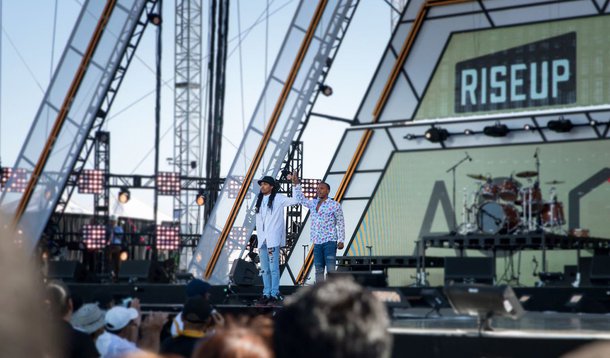 Artistas latinos, como o ator Gael García Bernal e os cantores Carlos Vives e Juanes, uniram as suas vozes em San Diego, perto da fronteira dos Estados Unidos com o México, contra o candidato republicano Donald Trump e pediram que a comunidade latina vá votar no dia 8 de novembro; evento, organizado inicialmente com o objetivo de celebrar a diversidade e o respeito aos diferentes povos e culturas por meio da música - e não para atacar Trump ou apoiar a democrata Hillary Clinton -, acabou virando um momento para criticar o magnata nova-iorquino e para repudiar a sua intenção de construir um muro na fronteira entre os dois países