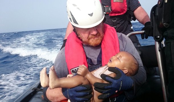 Uma foto de um bebê morto nos braços de um socorrista alemão foi distribuída nesta segunda-feira por uma organização humanitária com o objetivo de pressionar autoridades europeias a garantirem passagem segura a imigrantes diante do temor de que centenas deles tenham se afogado no mar Mediterrâneo na semana passada. O corpo do bebê foi retirado do mar na sexta-feira depois do naufrágio de um barco de madeira