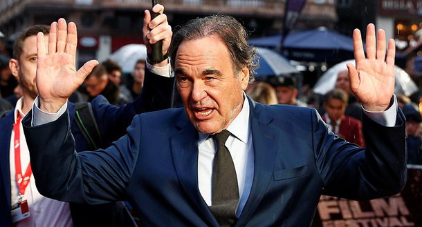 Na opinião de Oliver Stone, que recentemente realizou um filme sobre a vida do ex-agente americano Edward Snowden, é muito difícil que o candidato republicano Donald Trump se torne presidente dos EUA. Segundo ele, a sociedade deveria estar mesmo é preocupada com a provável vitória e os futuros planos de governo da candidata democrata Hillary Clinton