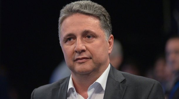 O ex-governador Anthony Garotinho foi transferido nesta madrugada (19) do Hospital Penitenciário do Complexo de Gericinó, para o Hospital Quinta D'or, na zona norte. Garotinho foi levado ao hospital em uma ambulância por volta de 0h10. Ele será submetido a um cateterismo devido a dores no peito que sentiu após ser preso pela PF, na quarta-feira (16). Depois dos exames de coração, o ex-governador poderá ficar em prisão domiciliar até que seja votado seu pedido de liberdade
 