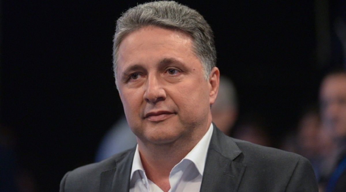 O ex-governador Anthony Garotinho foi transferido nesta madrugada (19) do Hospital Penitenciário do Complexo de Gericinó, para o Hospital Quinta D'or, na zona norte. Garotinho foi levado ao hospital em uma ambulância por volta de 0h10. Ele será submetido a um cateterismo devido a dores no peito que sentiu após ser preso pela PF, na quarta-feira (16). Depois dos exames de coração, o ex-governador poderá ficar em prisão domiciliar até que seja votado seu pedido de liberdade
 