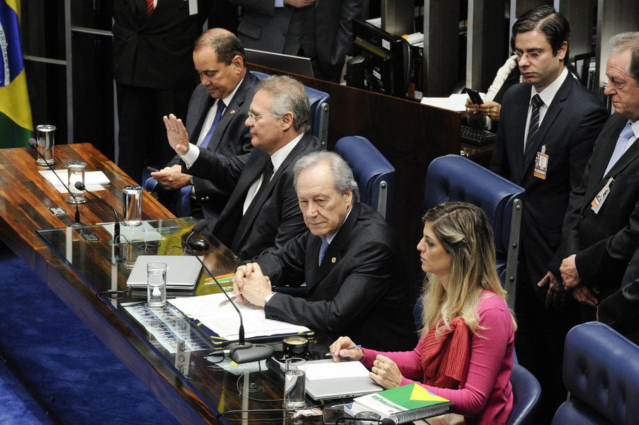 Chamados de "verdadeiros juízes" pelo presidente do STF, Ricardo Lewandowski, no início do julgamento no Senado, adversários e apoiadores da presidente Dilma colecionam problemas no próprio Supremo; um em cada três senadores é alvo de investigação na mais alta corte do país; reportagem de Luma Poletti, do Congresso em Foco