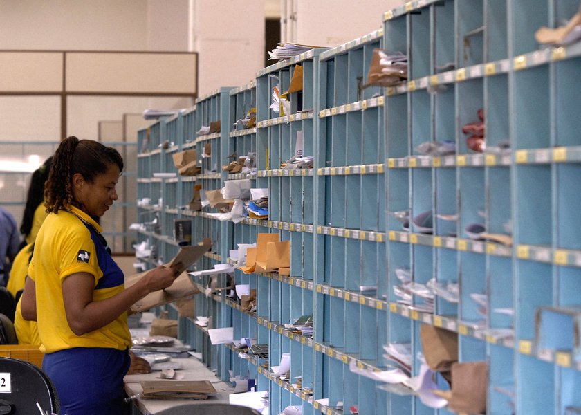 Presidente dos Correios, Guilherme Campos, lançou nesta quinta-feira, 10, um plano de demissão voluntária na estatal, que deve atingir entre seis mil e oito mil dos 117 mil funcionários; expectativa da empresa é economizar entre R$ 850 milhões e R$ 1 bilhão por ano com a medida; segundo ele, principal despesa operacional da empresa diz respeito justamente aos salários; "Equivale a dois terços dos custos", afirmou