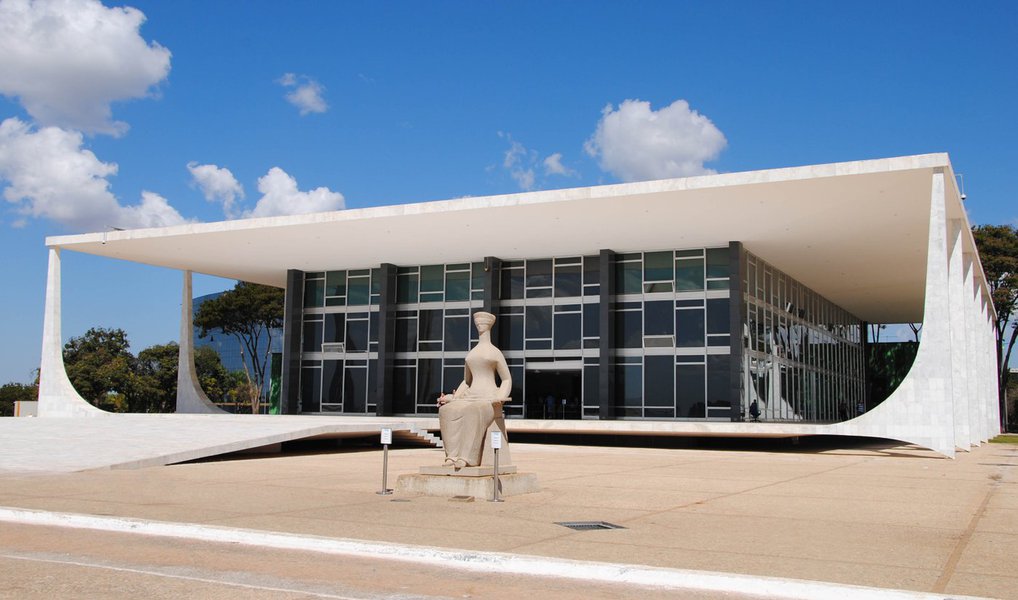 Aumentou para seis o número de mandados de segurança impetrados no Supremo Tribunal Federal contra decisões do comando da CPI Funai/Incra; também aumentou – para três – o número de pedidos de liminares acolhidos pelo presidente do STF, Ricardo Lewandowski, para suspender as decisões da CPI que quebraram sigilos fiscal e bancário de pessoas e de entidades; o mandado de segurança mais recente foi protocolado no STF, nesta quarta, por 12 deputados e deputadas do PT, do PSOL e do PSB