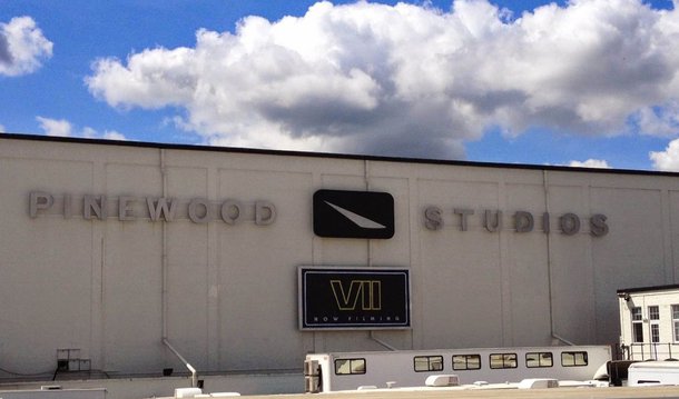 Controladora dos estúdios britânicos Pinewood, casa do mais famoso espião dos cinemas, James Bond, está pronta para ser vendida para um fundo imobiliário por 323 milhões de libras (423 milhões de dólares);  primeiros quatro estúdios de Pinewood foram construídos nos anos 1930 no leste de Londres, e a companhia desde então tem expandido com instalações nos Estados Unidos, Canadá, Malásia e República Dominicana; set do agente 007 de Pinewood, um dos maiores na Europa, foi primeiramente construído para o filme "O Espião que me Amava", de 1976, e foi utilizado na produção de outros diversos filmes, como "O Código Da Vinci" e "Tomb Raider"