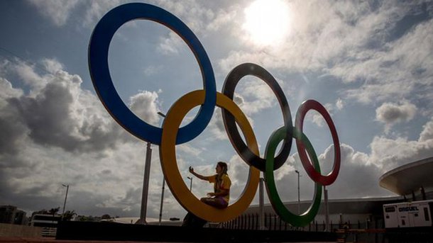 Uma parceria entre o governo do estado do Rio e o Comitê Rio 2016 levará 33 mil estudantes da rede estadual para assistir às competições dos Jogos Paralímpicos, entre os dias 7 e 18 de setembro; além dos ingressos, os estudantes terão direito a transporte, lanche e camisetas para torcer pelos atletas; terão prioridade no recebimento dos ingressos os alunos com deficiência; a proposta é fazer com que eles conheçam novos esportes e vivenciem os valores olímpicos e paralímpicos