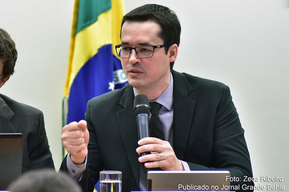 Procuradores do Ministério Público Federal se reuniram nesta segunda-feira, 14, na Câmara Federal com o deputado Onyx Lorenzoni (DEM-RS), relator do projeto de lei com 10 de combate à corrupção, sugeridas pelo MPF; eles pediram a retirada da proposta de criação de crime de responsabilidade para integrantes do Ministério Público e para juízes; "Daqui não vai sair nenhuma medida contra o Ministério Público, contra a Polícia Federal, contra quem está combatendo a corrupção", afirmou o presidente da comissão, deputado Joaquim Passarinho (PSD-PA)