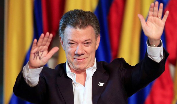 Em pronunciamento à nação, o presidente da Colômbia, Juan Manuel Santos, dedicou o Prêmio Nobel da Paz, conquistado por ele, aos colombianos e às vítimas do conflito com as Forças Armadas Revolucionárias da Colômbia (Farc); o prêmio foi concedido a Santos pelo Comitê Nobel norueguês pelos seus esforços para pôr fim à guerra civil no país, que durou mais de 50 anos e matou pelo menos 220 mil colombianos