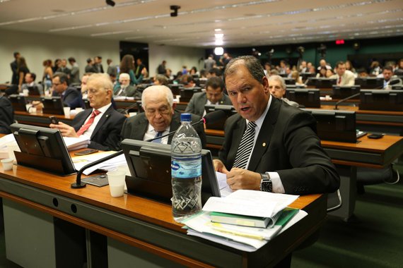Após quase 12 horas, a Comissão de Constituição e Justiça (CCJ) da Câmara dos Deputados aprovou na madrugada desta quinta-feira (15) a constitucionalidade da Proposta de Emenda à Constituição que trata da reforma da Previdência; governo teve dificuldades e, durante a reunião, diversos partidos da base aliada se manifestaram contrários a pontos da proposta; próxima etapa será a criação de uma comissão especial para debater o mérito da proposta