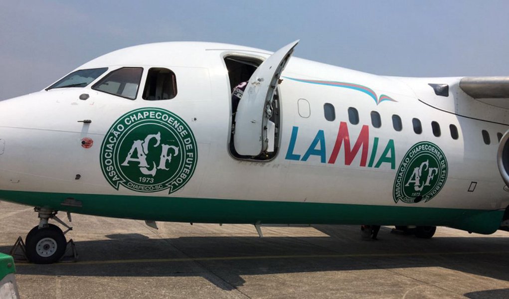 O avião da Lamia, que caiu na Colômbia e deixou 71 mortos, entre eles grande parte da delegação da Chapecoense, não respeitou o plano de reabastecer com combustível em Bogotá, informou uma fonte da companhia; "O avião deveria ter reabastecido em Bogotá", mas seguiu até Medellín, afirmou ao diário Página Siete Gustavo Vargas, representante da companhia aérea