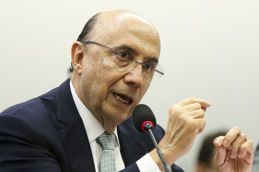 Segundo o ministro da Fazenda, é importante adotar, agora, medidas para iniciar a estabilização da trajetória da dívida e permitir que a sociedade volte a ter confiança; "O país acredita que as medidas para a solução fiscal estão sendo previstas na PEC [do teto dos gastos públicos]", disse; "Sem crescimento econômico, a pobreza e a desigualdade vão aumentar e as pessoas não vão melhorar de vida de forma definitiva e não vão passar para um patamar de bem-estar mais alto. O Brasil não será um país desenvolvido e justo", completou