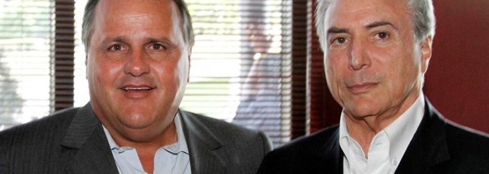 Jornalista do site Os Divergentes alerta que Michel Michel está "numa sinuca de bico e vai sofrer desgaste qualquer que seja o desfecho do episódio", com demissão ou não de Geddel Vieira Lima; "O Jornal Nacional de sábado, trazendo entrevista do próprio Calero acusando Geddel, foi considerado extremamente desfavorável ao ministro. Se a imprensa continuar nessa toada e não deixar o assunto morrer, vai ser difícil evitar a demissão", diz