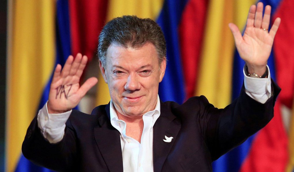 Em pronunciamento à nação, o presidente da Colômbia, Juan Manuel Santos, dedicou o Prêmio Nobel da Paz, conquistado por ele, aos colombianos e às vítimas do conflito com as Forças Armadas Revolucionárias da Colômbia (Farc); o prêmio foi concedido a Santos pelo Comitê Nobel norueguês pelos seus esforços para pôr fim à guerra civil no país, que durou mais de 50 anos e matou pelo menos 220 mil colombianos