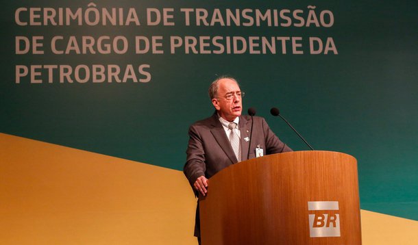 Ao assumir a Presidência da Petrobras nesta quinta-feira, o tucano Pedro Parente deixou claro a que veio: retomar a agenda de privatização que iniciou no governo FHC, quando aprovou no Conselho de Administração mudar o nome da empresa para Petrobrax e entregar 30% da Refap à Repsol, segundo a Federação Única dos Petroleiros; "Agora, a bola da vez é o Pré-Sal, o troféu que José Serra e Michel Temer prometeram entregar aos financiadores do golpe. Pedro Parente chegou avisando que "a Petrobrás apoia a revisão da lei do Pré-Sal", reforçando o que Temer já havia anunciado: o apoio ao PL 4567/2016, que está em tramitação na Câmara dos Deputados; para impedir que o texto seja aprovado, a FUP, Aepet e FNP realizam um ato público na Casa