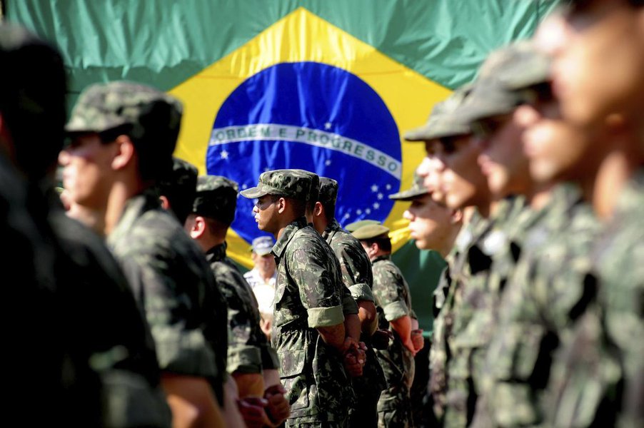 Por ano, 300 mil aposentados e pensionistas das Forças Armadas recebem 33 bilhões; o Bolsa Família repassa 28 bilhões de reais a 50 milhões de pessoas, compara reportagem de Renan Truffi, da CartaCapital