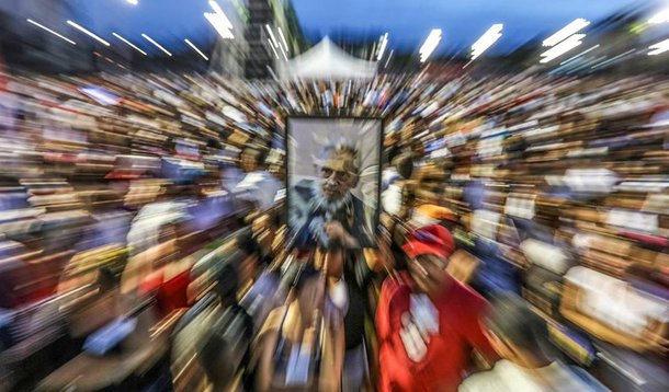 "Os que acham que a morte de Fidel vai acelerar o fim do sistema socialista em Cuba vão se frustrar mais uma vez. O falecimento do comandante era um cenário inevitável para o qual os governantes cubanos se prepararam muito bem, com os detalhes planejados tanto para esse primeiro momento quanto para os seguintes. Até agora, tudo aconteceu como foi previsto e nada indica que haverá surpresas pela frente", diz o jornalista Hélio Doyle, que foi a Havana acompanhar a comoção em torno da morte de Fidel Castro