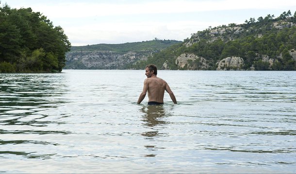 Tudo Sobre Vincent" é um filme sobre super-heróis com superpoderes, mas completamente diferente daquilo a que estamos acostumados. Vincent (interpretado pelo diretor Thomas Salvador) ganha uma força descomunal quando entra em contato com a água, por isso mesmo ele vive numa região cercada de lagos e rios. Aparentemente, não usa seu dom para nada, a não ser se divertir; após uma reviravolta no enredo, filme parece questionar o espectador, não apenas os superdotados sobre qual é o real preço do altruísmo